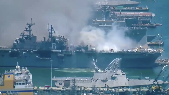 Video, ảnh: Cháy nổ dữ dội trên siêu tàu đổ bộ USS Bonhomme Richard của Mỹ - 1