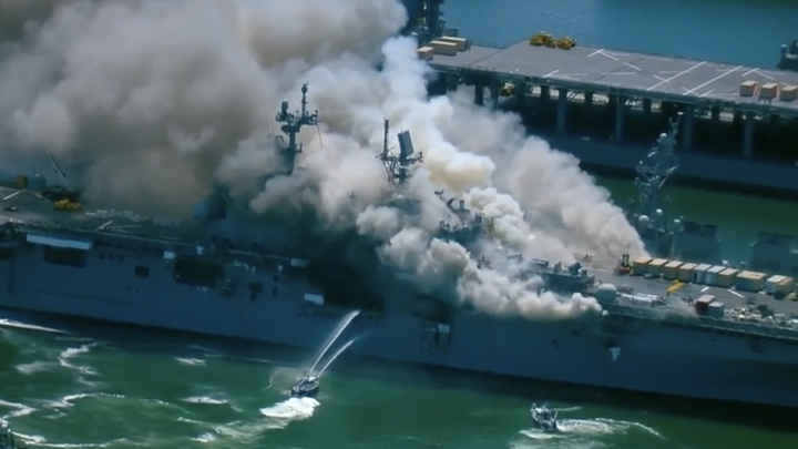 Video, ảnh: Cháy nổ dữ dội trên siêu tàu đổ bộ USS Bonhomme Richard của Mỹ - 2