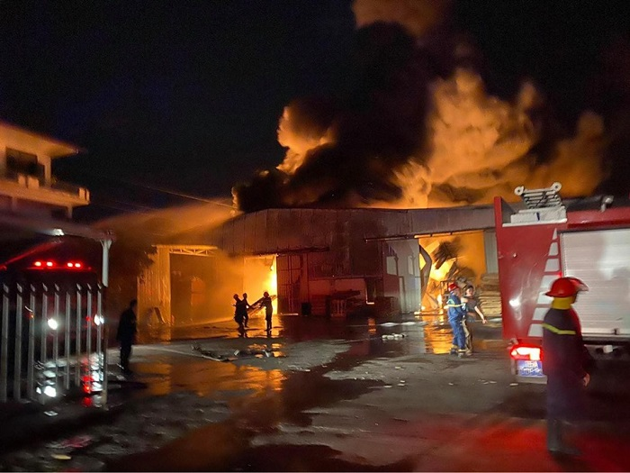 Công ty gần kho chứa xăng dầu bốc cháy, hơn 10 xe cứu hoả dập lửa trong đêm - 1