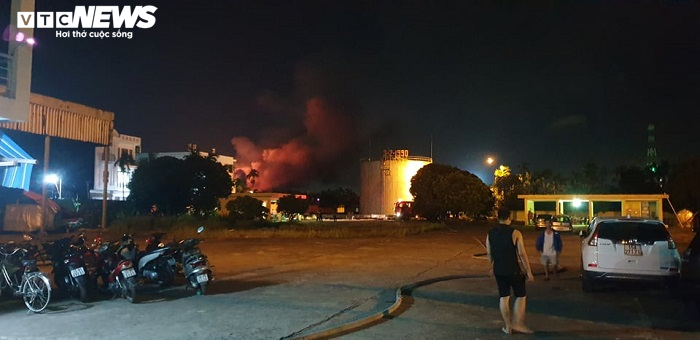Công ty gần kho chứa xăng dầu bốc cháy, hơn 10 xe cứu hoả dập lửa trong đêm - 4