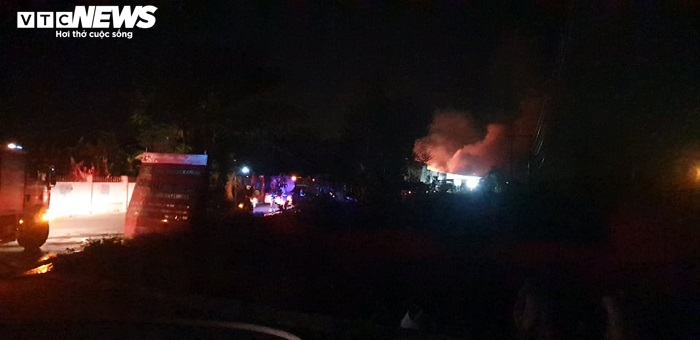 Công ty gần kho chứa xăng dầu bốc cháy, hơn 10 xe cứu hoả dập lửa trong đêm - 6
