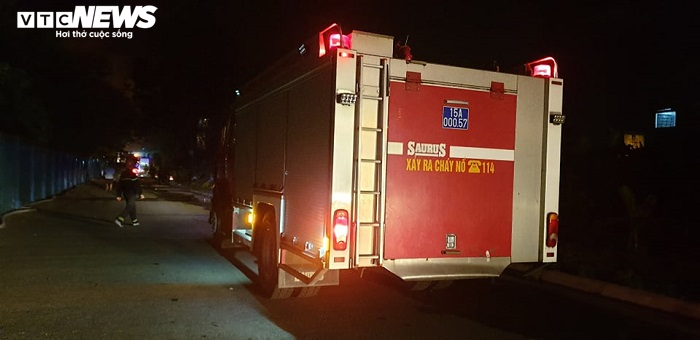 Công ty gần kho chứa xăng dầu bốc cháy, hơn 10 xe cứu hoả dập lửa trong đêm - 3