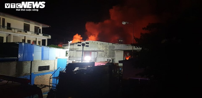 Công ty gần kho chứa xăng dầu bốc cháy, hơn 10 xe cứu hoả dập lửa trong đêm - 2