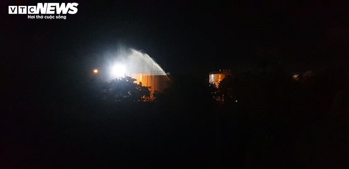 Công ty gần kho chứa xăng dầu bốc cháy, hơn 10 xe cứu hoả dập lửa trong đêm - 5
