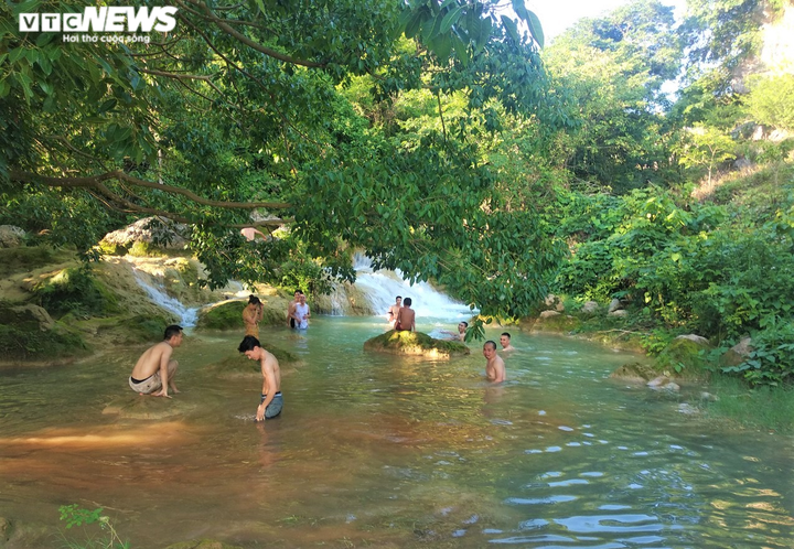 Kỳ lạ con suối chảy qua rừng già có khả năng biến nhiệt ở Mộc Châu - 8