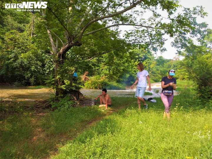 Kỳ lạ con suối chảy qua rừng già có khả năng biến nhiệt ở Mộc Châu - 1