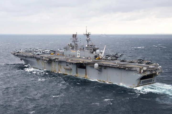 Video, ảnh: Cháy nổ dữ dội trên siêu tàu đổ bộ USS Bonhomme Richard của Mỹ - 8