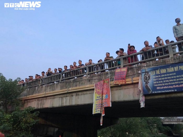 Đang cháy dữ dội tại xưởng sản xuất mũ bảo hiểm ở Hà Nội - 7