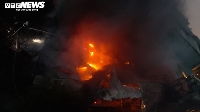 Đang cháy dữ dội tại xưởng sản xuất mũ bảo hiểm ở Hà Nội - 4