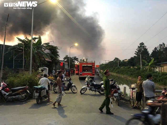 Đang cháy dữ dội tại xưởng sản xuất mũ bảo hiểm ở Hà Nội - 3