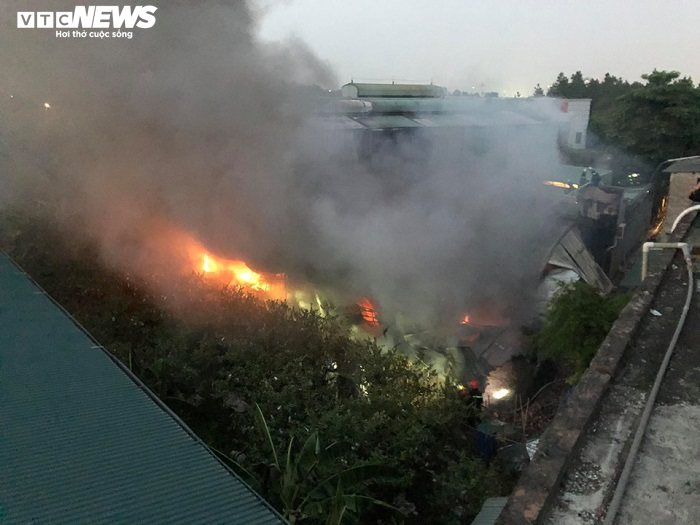 Đang cháy dữ dội tại xưởng sản xuất mũ bảo hiểm ở Hà Nội - 8