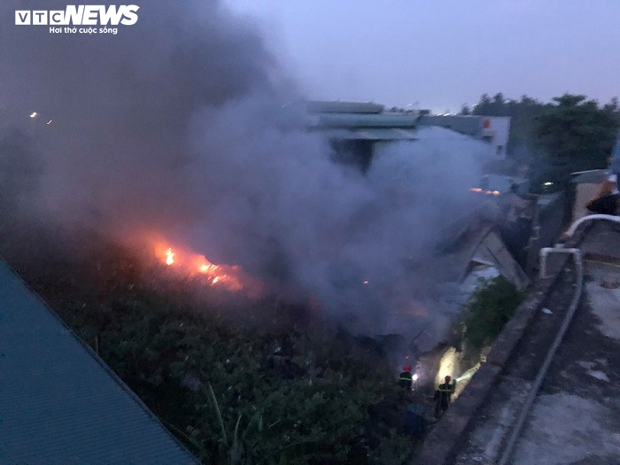 Đang cháy dữ dội tại xưởng sản xuất mũ bảo hiểm ở Hà Nội - 5