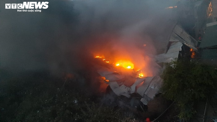 Đang cháy dữ dội tại xưởng sản xuất mũ bảo hiểm ở Hà Nội - 6