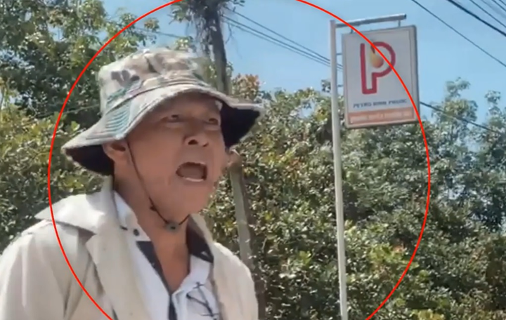 Người đàn ông cầm mã tấu đuổi chém phụ nữ đi đường - 1