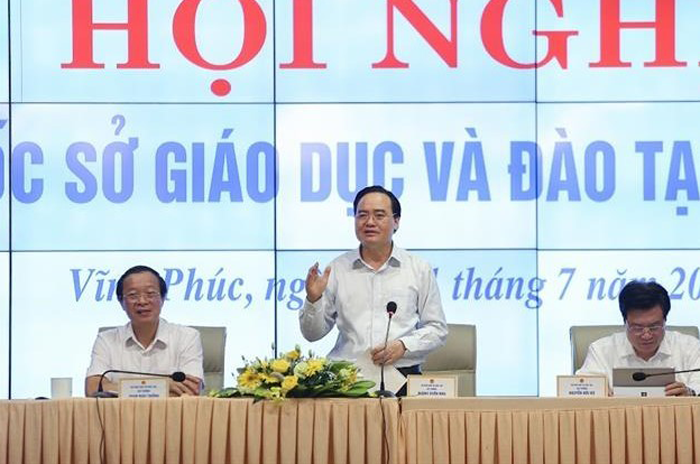 Bộ trưởng GD&ĐT: Lạm dụng giấy khen dẫn đến 'tác dụng ngược' - 1