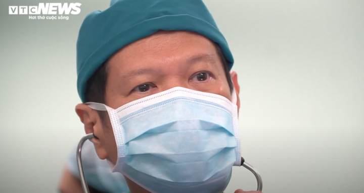 Hơn 6 tiếng trong phòng phẫu thuật, sức khỏe cặp song sinh dính liền ra sao? - 8