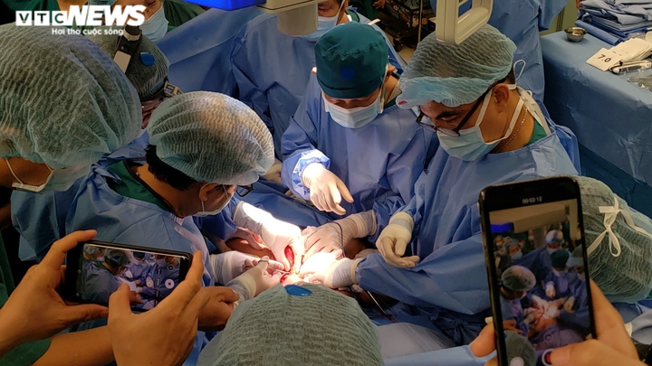 Hoàn thành phẫu thuật hồi phục cơ thể cho cặp song sinh dính liền - 1