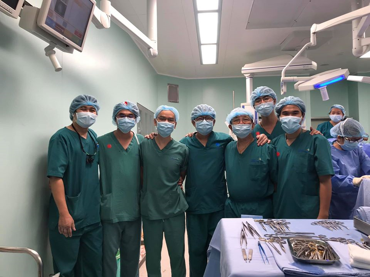 Phút thở phào của y, bác sĩ sau ca đại phẫu thuật tách 2 bé song sinh dính liền - 7