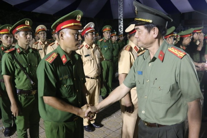 Công an TP.HCM ra quân trấn áp tội phạm ngay trong đêm - 1