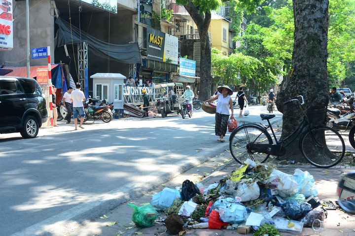 Dân lại chặn xe vào bãi rác Nam Sơn, phố Hà Nội ùn ứ rác thải - 17