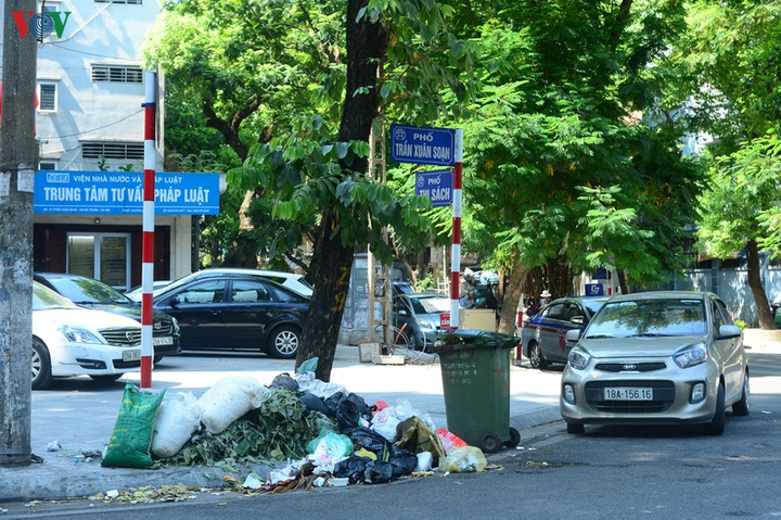 Dân lại chặn xe vào bãi rác Nam Sơn, phố Hà Nội ùn ứ rác thải - 20