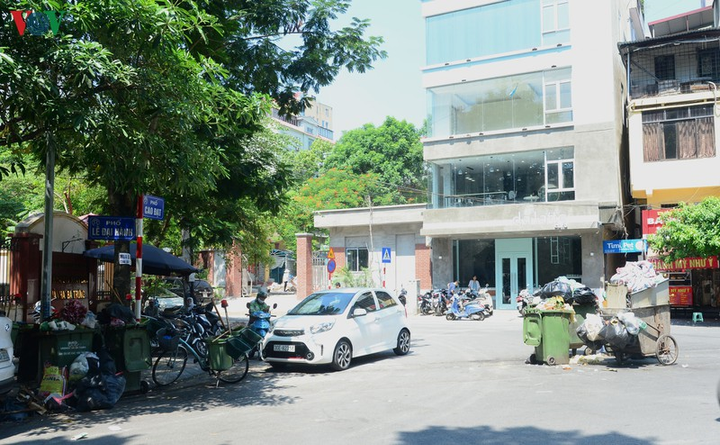 Dân lại chặn xe vào bãi rác Nam Sơn, phố Hà Nội ùn ứ rác thải - 26