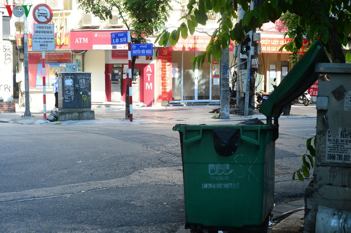 Dân lại chặn xe vào bãi rác Nam Sơn, phố Hà Nội ùn ứ rác thải - 4