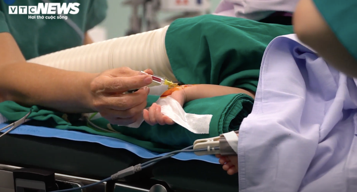 Hơn 6 tiếng trong phòng phẫu thuật, sức khỏe cặp song sinh dính liền ra sao? - 6