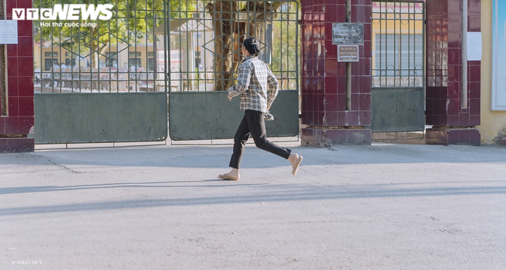 Hình ảnh người mẹ vội vã chạy đến trường đưa thẻ dự thi con bỏ quên gây xúc động - 1