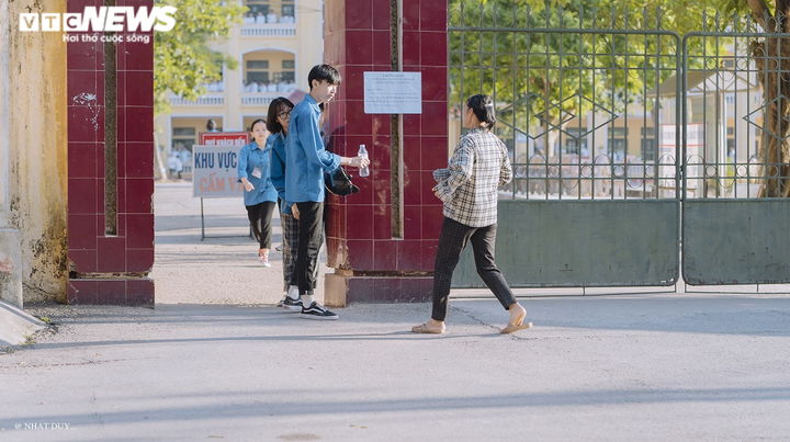 Hình ảnh người mẹ vội vã chạy đến trường đưa thẻ dự thi con bỏ quên gây xúc động - 2