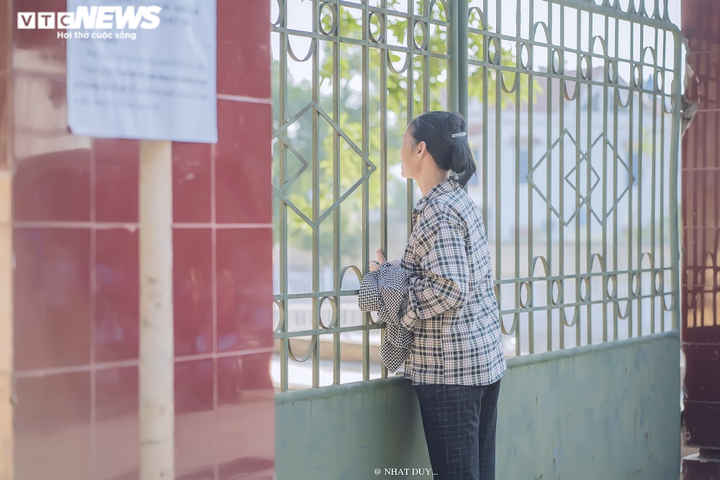 Hình ảnh người mẹ vội vã chạy đến trường đưa thẻ dự thi con bỏ quên gây xúc động - 3