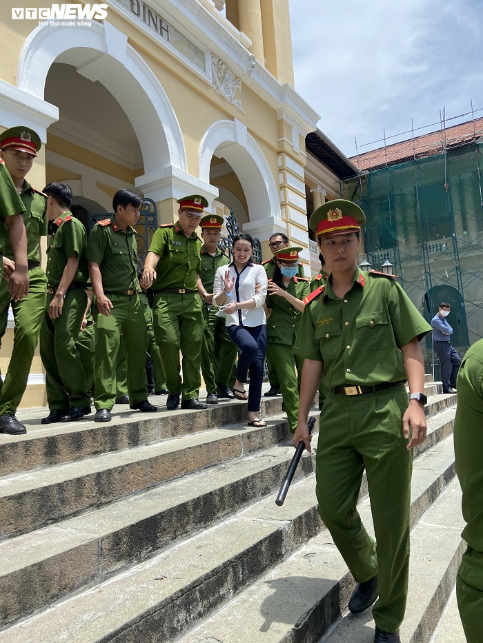 Hot girl Ngọc 'Miu' rạng rỡ rời toà, nhắn gia đình đừng lo lắng - 1