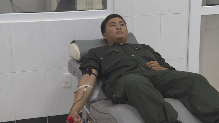 4 cảnh sát cơ động hiến máu cứu phụ nữ bị tai nạn giao thông - 1