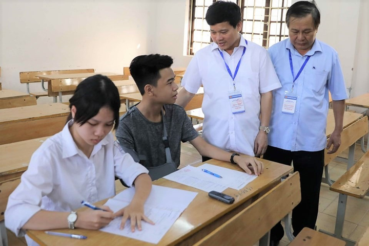 Gãy tay phải trước ngày thi vào lớp 10, thí sinh làm bài bằng máy ghi âm - 1