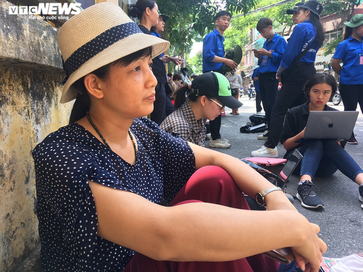 Thi 3-4 trường chuyên, thí sinh 'xoay như chong chóng', bố mẹ 'mất ăn mất ngủ'' - 2