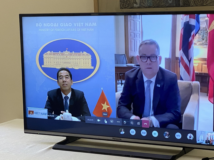 Quốc vụ khanh Bộ Ngoại giao Anh ‘thăm trực tuyến’ Việt Nam - 3