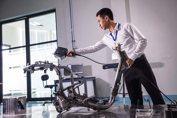 Xe máy điện VinFast bị 'tra tấn' thế nào trước khi đến tay khách hàng? - 2