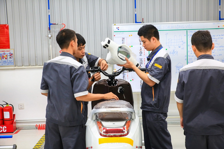 Xe máy điện VinFast bị 'tra tấn' thế nào trước khi đến tay khách hàng? - 4