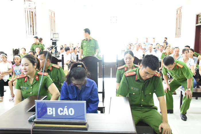 Nữ bị cáo đầu độc chị họ bằng trà sữa cúi gằm mặt tại phiên xử sơ thẩm - 1