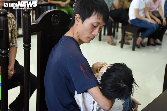 Nữ bị cáo đầu độc chị họ bằng trà sữa cúi gằm mặt tại phiên xử sơ thẩm - 10