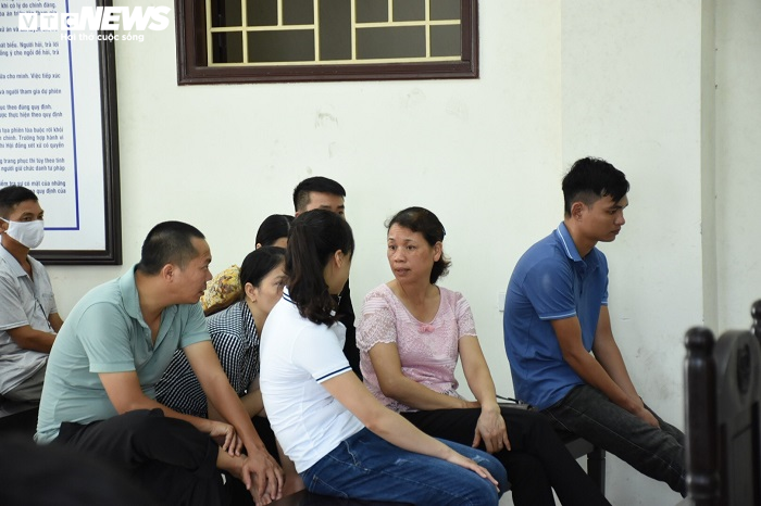 Nữ bị cáo đầu độc chị họ bằng trà sữa cúi gằm mặt tại phiên xử sơ thẩm - 7