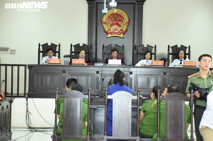 Nữ bị cáo đầu độc chị họ bằng trà sữa cúi gằm mặt tại phiên xử sơ thẩm - 6