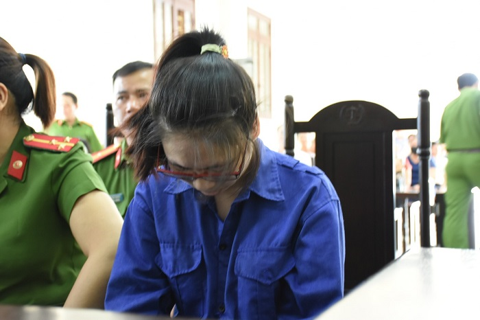 Nữ bị cáo đầu độc chị họ bằng trà sữa cúi gằm mặt tại phiên xử sơ thẩm - 3