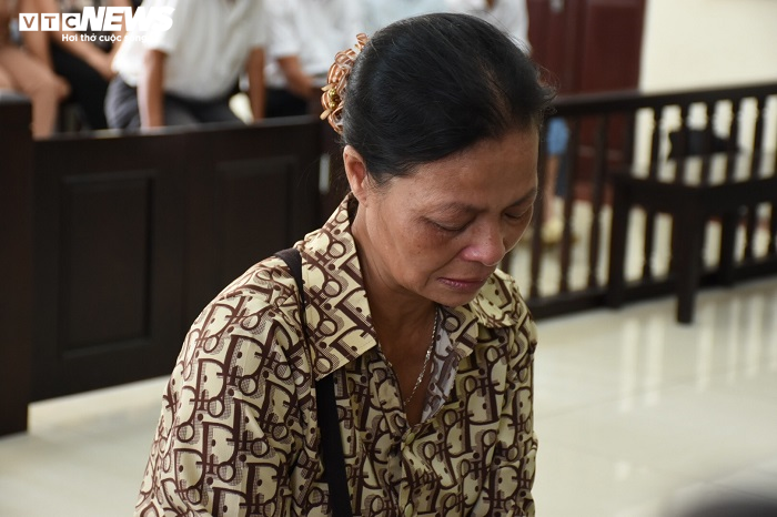 Nữ bị cáo đầu độc chị họ bằng trà sữa cúi gằm mặt tại phiên xử sơ thẩm - 12