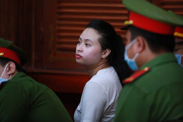 Ông trùm ma tuý Văn Kính Dương rạng rỡ, giơ tay chào người thân ở toà - 2