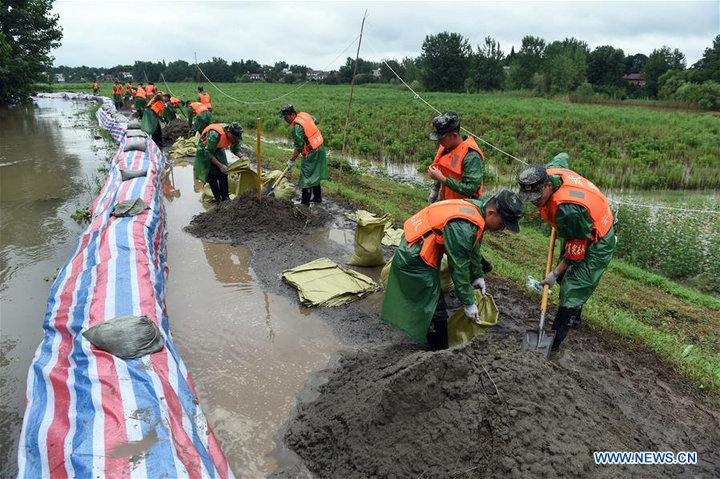 Ảnh: Lũ lụt khủng khiếp, nước bao vây tứ phía ở Trung Quốc - 3