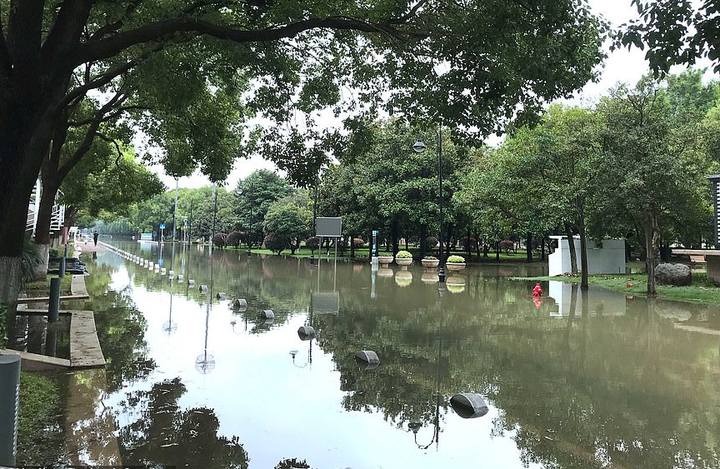 Ảnh: Lũ lụt khủng khiếp, nước bao vây tứ phía ở Trung Quốc - 9