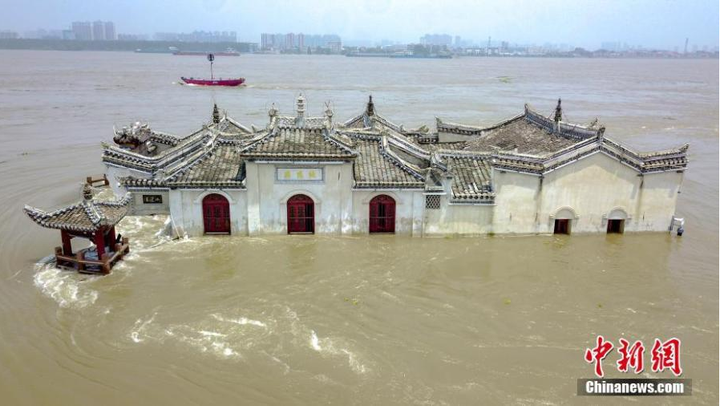 Ảnh: Lũ lụt khủng khiếp, nước bao vây tứ phía ở Trung Quốc - 7