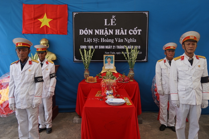 Mẹ liệt sĩ xúc động đón con trai hy sinh ở Trường Sa về quê - 1