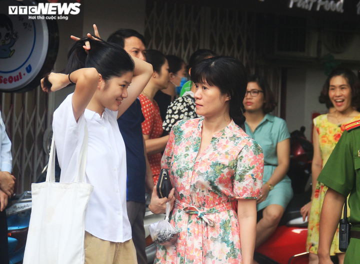 Sĩ tử rạng rỡ sau khi hoàn thành bài thi cuối cùng kỳ thi tuyển sinh vào lớp 10 - 4